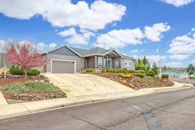 206 Cambridge Terrace, Eagle Point, OR 97524 - Photo 1