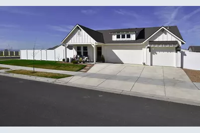 366 NW Double Eagle Avenue, Madras, OR 97741 - Photo 1
