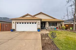 155 Glenwood Dr, Eagle Point, OR 97524 - Photo 1