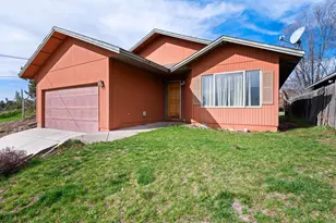 156 NE 9th St, Madras, OR 97741 - Photo 1