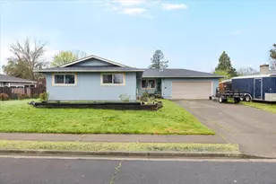 1075 N 5th St, Central Point, OR 97502 - Photo 1