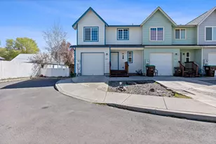 696 NW Pinkston Ct, Prineville, OR 97754 - Photo 1