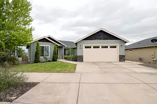 569 N Heights Dr, Eagle Point, OR 97524 - Photo 1