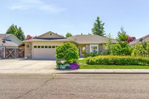 573 Blue Heron Dr, Central Point, OR 97502 - Photo 1