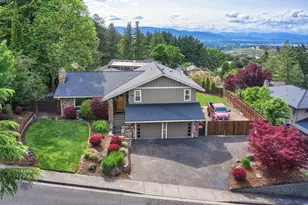 66 Monterey Dr, Medford, OR 97504 - Photo 1