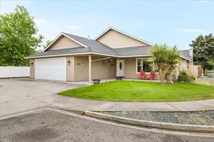 1070 Shayla Ln, Central Point, OR 97502 - Photo 1