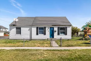 407 SE 2nd St, Prineville, OR 97754 - Photo 1