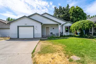 1986 SW Betty Ln, Grants Pass, OR 97526 - Photo 1