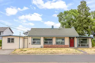 71 SW 2nd St, Madras, OR 97741 - Photo 1