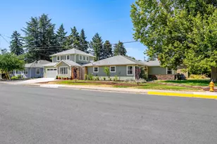 606 NE Dean Dr, Grants Pass, OR 97526 - Photo 1