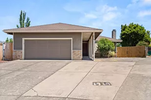 876 Ridgeway Cir, Medford, OR 97504 - Photo 1