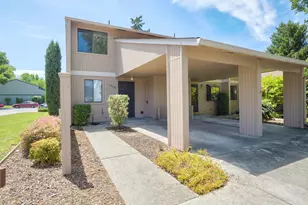 1034 SE Camelot Dr, Grants Pass, OR 97526 - Photo 1