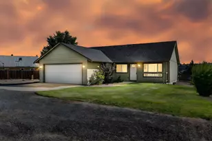 639 SE 10th St, Madras, OR 97741 - Photo 1