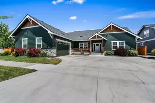 878 Northwest 13th St, Redmond, OR 97756 - Photo 1