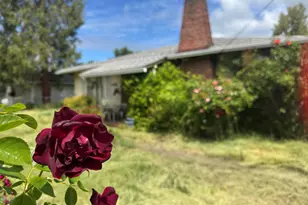 406 SE M St, Grants Pass, OR 97526 - Photo 1