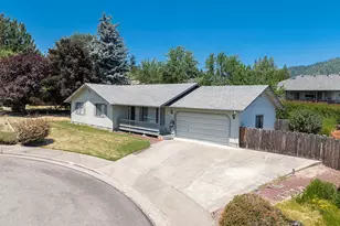 910 NW Carol Dr, Grants Pass, OR 97526 - Photo 1