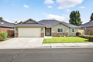 636 Sheffield Dr, Eagle Point, OR 97524 - Photo 1