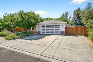 110 Freshwater Dr, Phoenix, OR 97535 - Photo 1