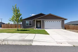 976 SE Maui Ln, Madras, OR 97741 - Photo 1