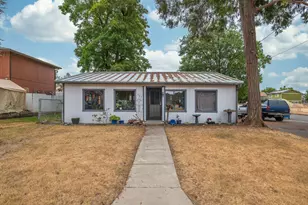 927 SW L St, Grants Pass, OR 97526 - Photo 1