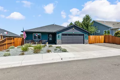 682 Nottingham Terrace, Eagle Point, OR 97524 - Photo 1