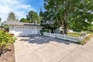 467 Bowmont Cir, Medford, OR 97504 - Photo 1