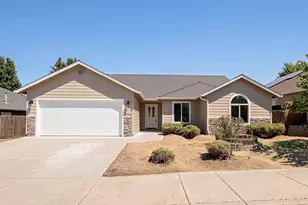 624 Sheffield Dr, Eagle Point, OR 97524 - Photo 1