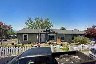 105 Bridgeport Dr, Eagle Point, OR 97524 - Photo 1