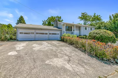 801 NE 10th Street, Grants Pass, OR 97526 - Photo 1