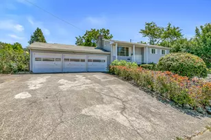 801 NE 10th St, Grants Pass, OR 97526 - Photo 1