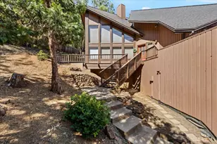 327 Laurelwood Dr, Jacksonville, OR 97530 - Photo 1