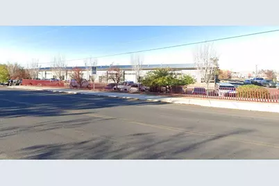 810 NE Hemlock Avenue, Redmond, OR 97756 - Photo 1