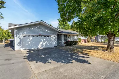 905 SE Fern Street, Grants Pass, OR 97526 - Photo 1