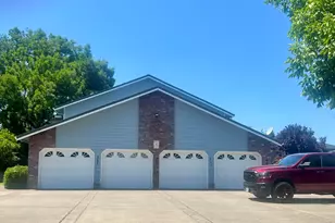 561 Briarwood Dr, Central Point, OR 97502 - Photo 1