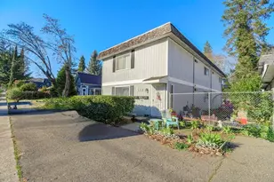 526 NW C St, Grants Pass, OR 97526 - Photo 1