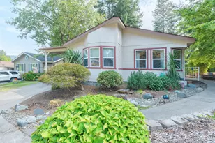 221 NW Creekside Dr, Grants Pass, OR 97526 - Photo 1