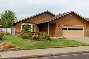 828 Mesman Dr, Grants Pass, OR 97527 - Photo 1