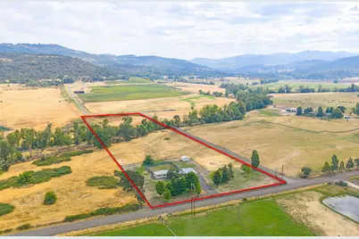 784 Meridian Road, Eagle Point, OR 97524 - Photo 1