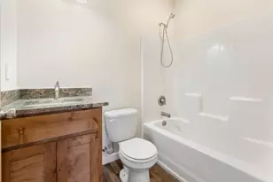 193 NW 31st St, Redmond, OR 97756 - Photo 1