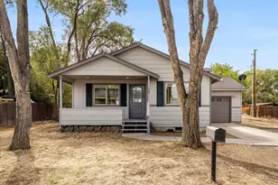 528 SE Cascade Ave, Redmond, OR 97756 - Photo 1