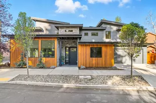 2 NW Hood Pl, Bend, OR 97703 - Photo 1