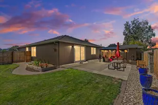 335 Applewood Dr, Central Point, OR 97502 - Photo 1