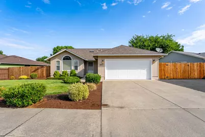 1017 Fairfield Avenue, Central Point, OR 97502 - Photo 1