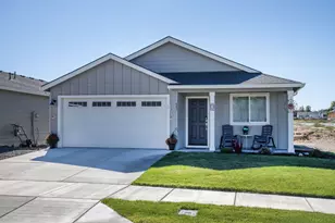 643 NE McCampbell St, Madras, OR 97741 - Photo 1