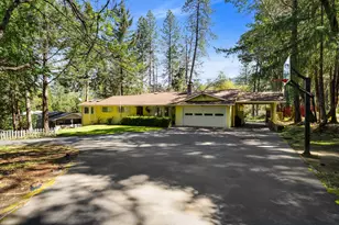 310 Surrey Dr, Grants Pass, OR 97526 - Photo 1