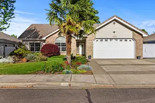 659 Jackson Creek Dr, Central Point, OR 97502 - Photo 1