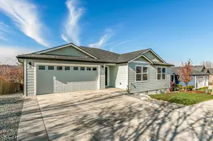 403 N Deanjou Ave, Eagle Point, OR 97524 - Photo 1