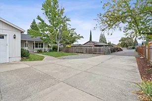 531 Bush St, Central Point, OR 97502 - Photo 1