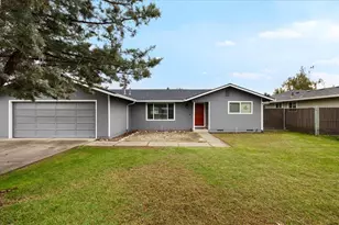 920 N 10th St, Central Point, OR 97502 - Photo 1