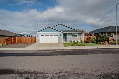 712 Nottingham Terrace, Eagle Point, OR 97524 - Photo 1